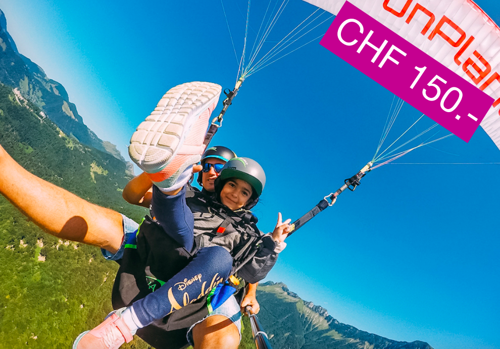 Un enfanz qui fait du parapente biplace au-dessus de Montreux, Villeneuve