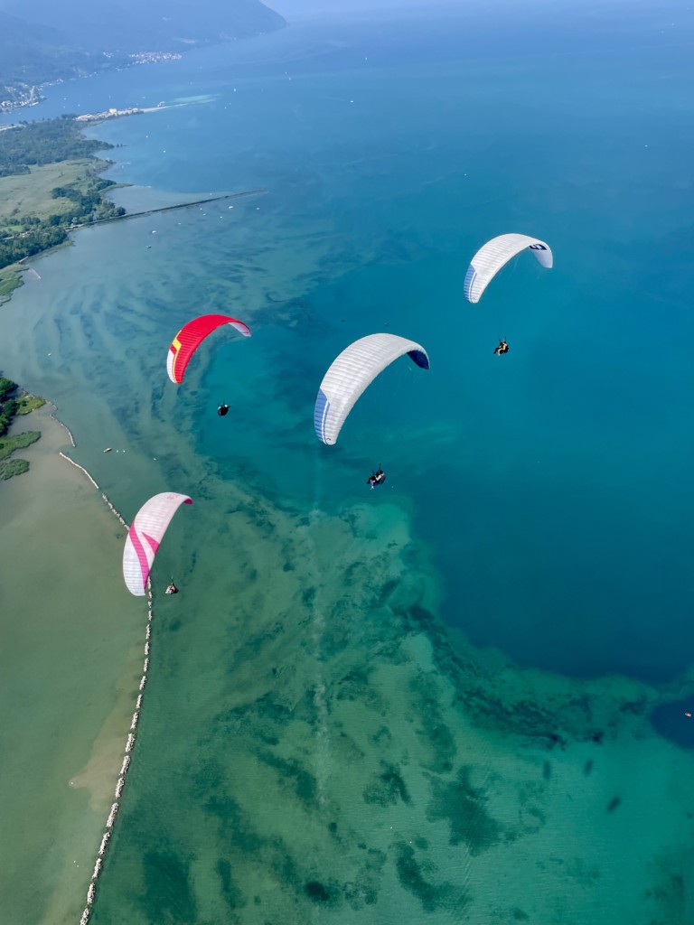 4 parapente qui survol le Léman