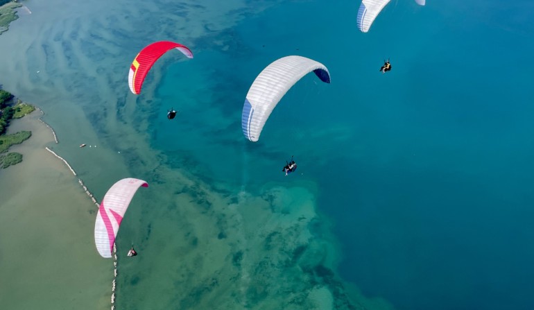 4 parapente qui survol le Léman