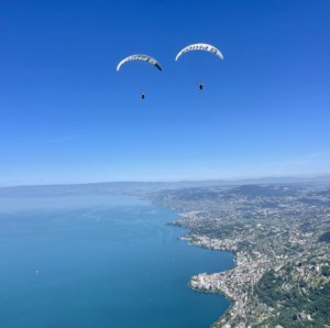 2 ailes parapente biplace qui volent sur le Lac Léman